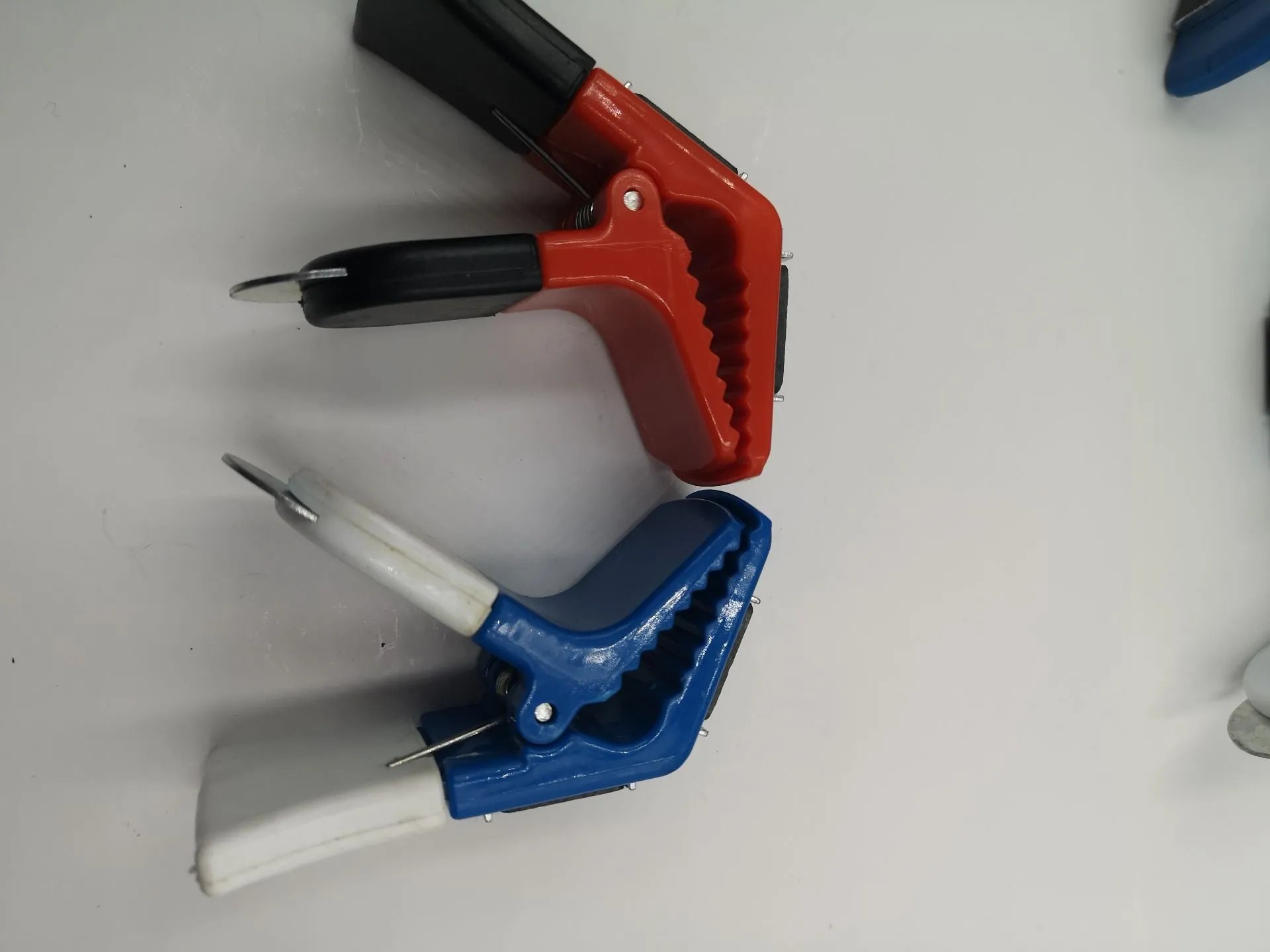 2pcs/pack Magnetic Paint Brush holder clip with Tin Opener Painiters DIY Tools Random Color