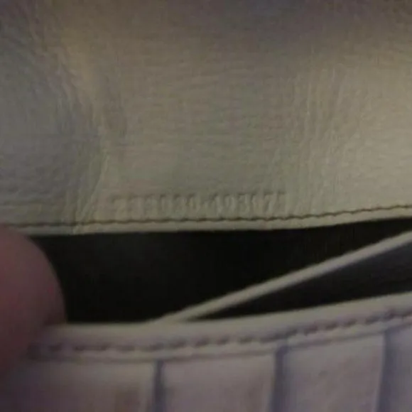 Gucci White Bi-fold Rectangular Gold G Clasp