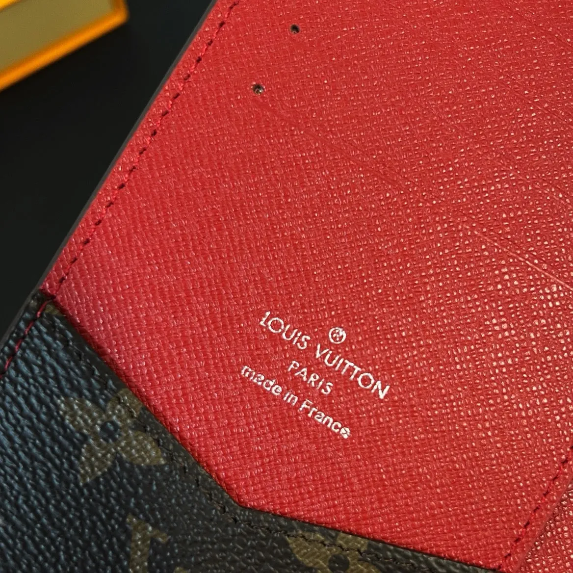 LB969 Passport Cover / 3.9 x 5.5 x 1 inches
